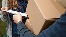 Szene eines Umzugs in eine andere Wohnung (Symbolbild). Mancherorts werden Mietern Prämien von bis zu mehreren tausend Euro bezahlt, ...