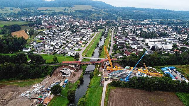 Nach dem 25. August soll der Hochrheinbahn-Abschnitt mit der neuen Brücke über die Wutach wieder freigegeben werden.