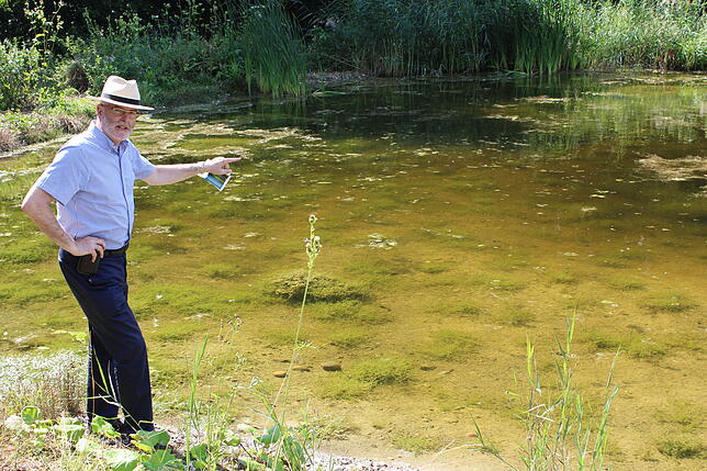 Bürgermeister Rainer Stolz freut sich über ein weiteres Weiherbiotop in der Stockacher Region. Bild: Reinhold Buhl