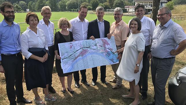 Gemeinsam für eine Hochrheinautobahn: Bei einem Ortstermin am Brenneter Sportplatz trafen sich (v.l.) der Erste Landesbeamte des ...