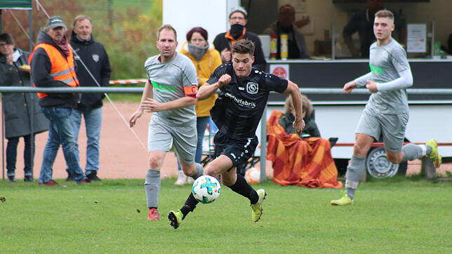 Matthias Schuhmacher vom SV Rietheim (links) und Enrico Brydniak vom FC Königsfeld werden sich nach der Winterpause auf eine verkürzte ...