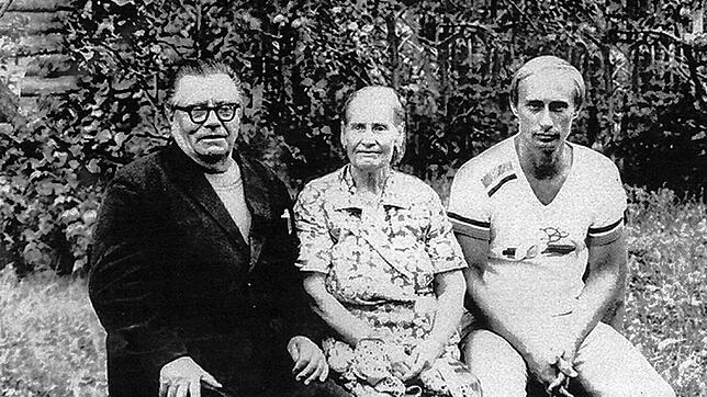 Der erwachsene Putin mit seinen Eltern Wladimir Spiridonowitsch Putin und Maria Iwanowna. Was wir über Putins Kindheit und Jugend ...