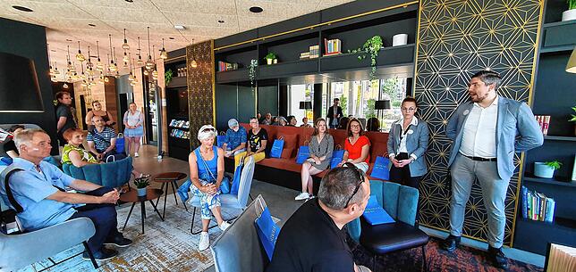 In der Lobby des Lukullum empfangen Andreas Strobel (rechts) und Kollegin Hanne Junginger die SÜDKURIER-Gäste.