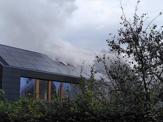Bei der PV-Anlage handelt es sich um ein voll-integriertes Modell, sodass die Anlage selbst das Dach ist. Dies erschwerte die Löscharbeiten.