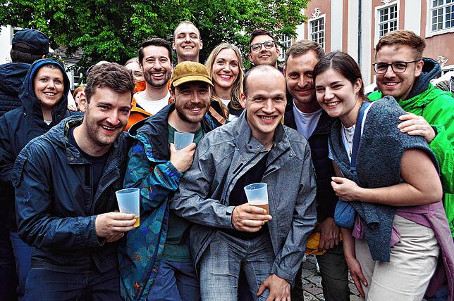 Bild 17: Die Fäaschtbänkler machen den Schlossplatz zum Partyplaneten – Teil 1