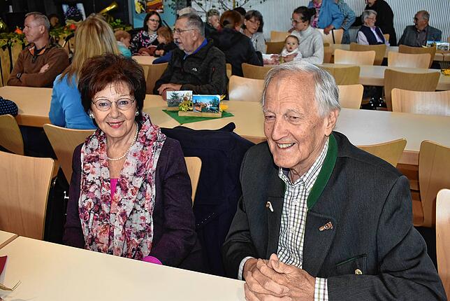 Treue Besucher des Berauer Erntedankfestes sind Jahr für Jahr Landtagspräsident i.R. Peter Straub und Ehefrau Margot, wie Vorsitzender ...