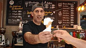 Calogero Giudice ist der Inhaber der Eismanufaktur by Calo in der Erzbergerstraße. Er stellt sein Eis selbst her, man kann ihm bei der ...