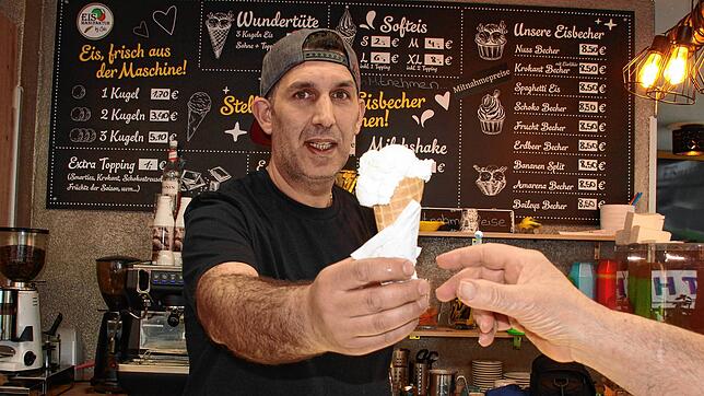 Calogero Giudice ist der Inhaber der Eismanufaktur by Calo in der Erzbergerstraße. Er stellt sein Eis selbst her, man kann ihm bei der ...