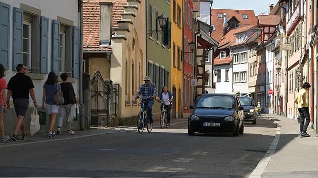 Noch teilen sich Fußgänger, Fahrradfahrer und Autos die Hafenstraße. Künftig wird der motorisierte Individualverkehr aus der ...