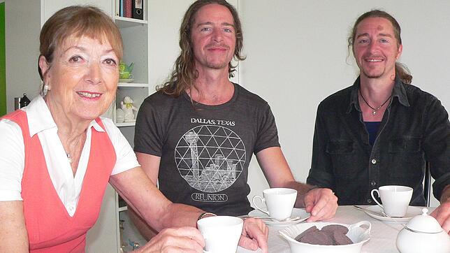 Die Zwillinge Ralph (links) und Andreas Hilbert – auch bekannt als ANRA-Brüder – im Gespräch mit unserer Mitarbeiterin Rosemarie ...