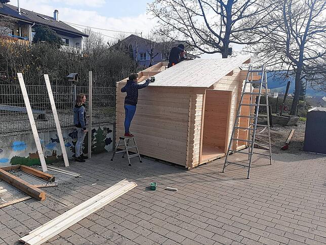In Dangstetten entstand eine ganz neue Hütte, die die Erzieherinnen zusammen mit Mitarbeitern des Bauhofes aufbauten.
