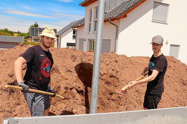 Auch ein Aspekt des Baubooms: Gary (links) und Robert Maisler schaufeln Boden vom Neubaugrundstück ihres Onkels in Wolterdingen ab. Das ...