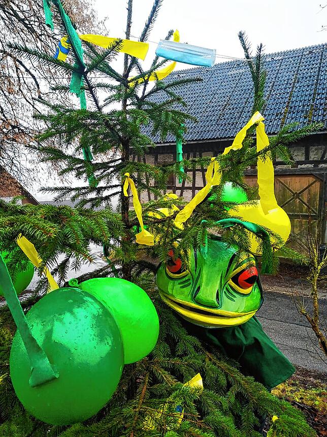 Katharina Eichkorn sendet einen Narrenbaum in den Vereinsfarben ihres Narrenvereins, der Froschzunft Hoppetenzell. Sie schreibt dazu: ...