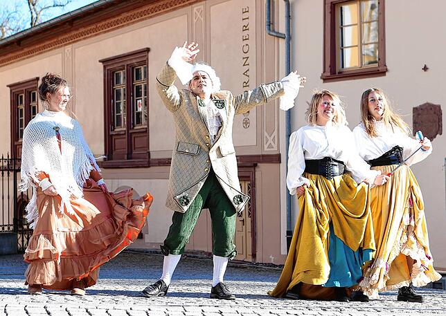 &bdquo;Rock me Amadeus&ldquo;, Kai Armbruster, Lena King (links), Manuela Rösch und Luisa Gut rocken vor dem verschlossenen Lammtor.