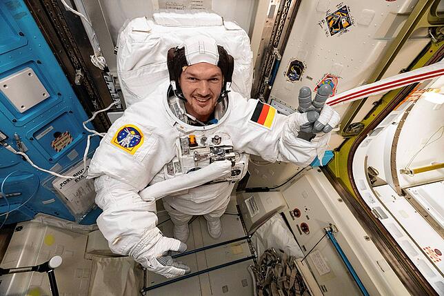 Gerst bereitet sich 2018 auf der ISS auf einen Ausstieg ins Weltall vor. Er wurde als erster deutscher Raumfahrer Kommandant auf der ISS.