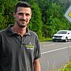 Landwirt Simon Martin an der Kreisstraße vor seinem Hofladen.