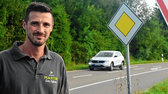 Landwirt Simon Martin an der Kreisstraße vor seinem Hofladen.