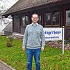 Ortsvorsteher Simon Pfluger hat seinem Arbeitsplatz im Ittendorfer Bürgerhaus. Mit der eigentlich dringend notwendigen Sanierung des ...