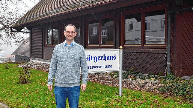 Ortsvorsteher Simon Pfluger hat seinem Arbeitsplatz im Ittendorfer Bürgerhaus. Mit der eigentlich dringend notwendigen Sanierung des ...