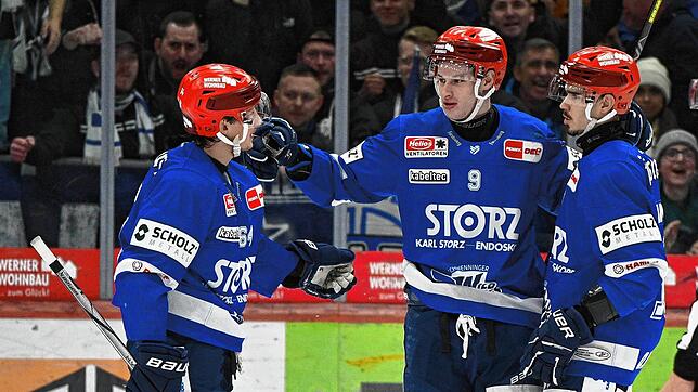 Jubel bei den Schwenningern (von links) Boaz Bassen, Philip Feist und Daniel Neumann im Spiel gegen Bremerhaven.