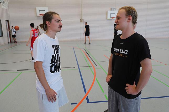 Abteilungsleiter und Trainer U16 Lukas Ahlhaus (links) und Trainer U14 Dario KNörzer im Austausch.