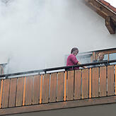Dichter Qualm dringt auf den Balkon, auf dem hustende Feriengäste auf Hilfe warten.