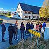 Die Teilnehmer des Workshops &bdquo;Sicherer Fußverkehr&ldquo; beim Rundgang durch Liggersdorf.
