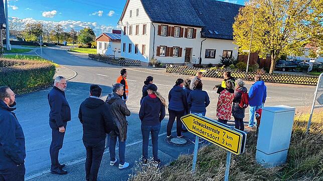 Die Teilnehmer des Workshops &bdquo;Sicherer Fußverkehr&ldquo; beim Rundgang durch Liggersdorf.