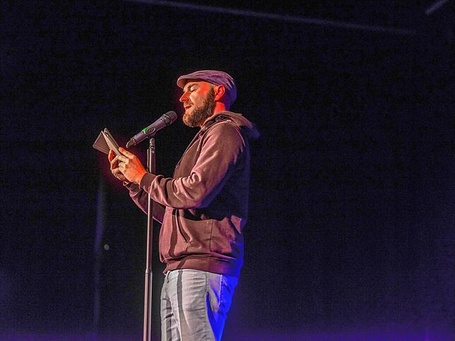 Marvin Suckut moderiert den Poetry Slam und trägt auch eigene Texte vor; wie den von &bdquo;Fla-mingoman&ldquo;.