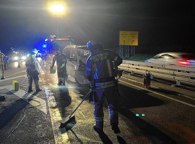 Die Einsatzkräfte der Feuerwehr Stetten nehmen Betriebsstoffe auf.