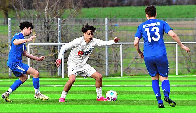 Agiler Torschütze: Der junge Erzinger Ehad Demirdal (Mitte) behauptet beim 2:4 den Ball gegen die Schliengener Luca Nunninger und Hannes ...