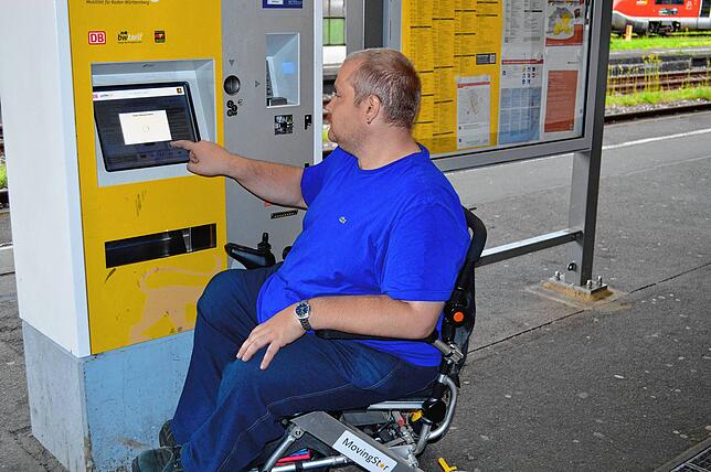 Die Höhe der Eingabebildschirme an den Fahrkartenautomaten ist gut für Rollstuhlfahrer geeignet.