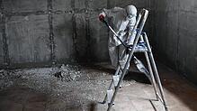 Im Keller von Doris Auchter arbeiten Handwerker in Schutzkleidung.