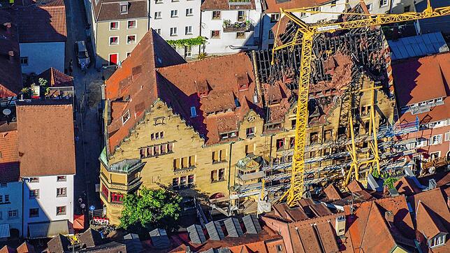 Zwei Wochen nach dem Großbrand in der Konstanzer Altstadt laufen die Arbeiten am Stadler-Haus bereits auf Hochtouren.