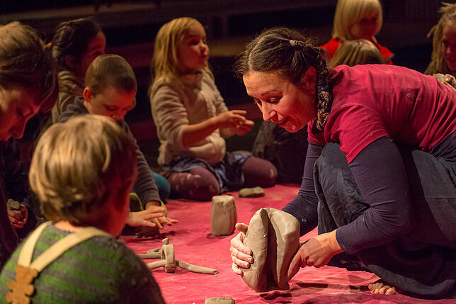 „Geschichten aus dem Matschklumpen“ erzählen das Theater Gobelin & Theater Papillo am Sonntag, 16. Februar, 10 Uhr, in der Stadtscheuer ...