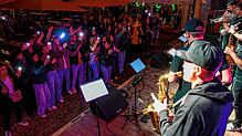 Die Brassband Zeughaus Disco Crew begeistert ihr Publikum im Zelt der Feuerwehr mit fulminanten Rockrythmen aus ihren Blasmusikinstrumenten.
