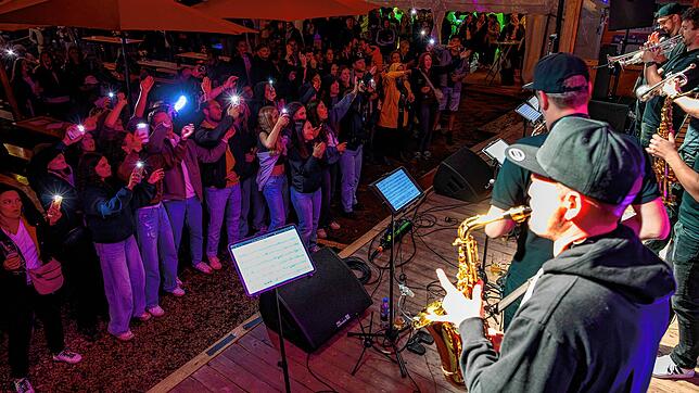 Die Brassband Zeughaus Disco Crew begeistert ihr Publikum im Zelt der Feuerwehr mit fulminanten Rockrythmen aus ihren Blasmusikinstrumenten.