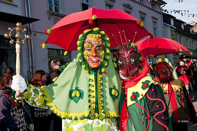 Hopfennarr und Rote SpinneNatürlich spiegelt sich die Hopfenstadt Tettnang auch bei den Narren wider. Im Bild der Hopfennarr (links) und ...