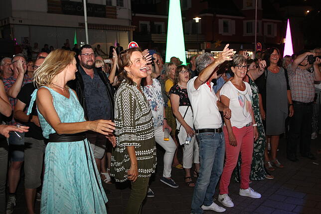 Bild 18: Bilder von den Besuchern beim Lichterfest in Bad Dürrheim