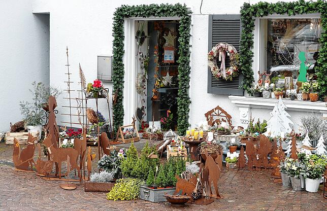 Lediglich die zu verkaufende Ware muss vor dem Ladengeschäft &ndash; wie hier bei Blumen Art in Donaueschingen &ndash; warten, die ...
