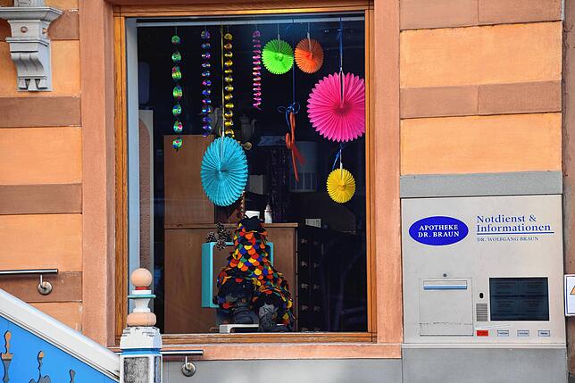 Beide Fenster der Apotheke Dr. Braun in der Hauptstraße sind von den Hänsele beherrscht.
