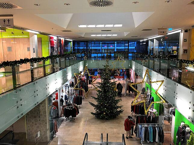 Trauriges Bild während der Ausgangsbeschränkungen vor Weihnachten 2020: Das Proma ist mit Christbaum und Schmuck festlich herausgeputzt, ...