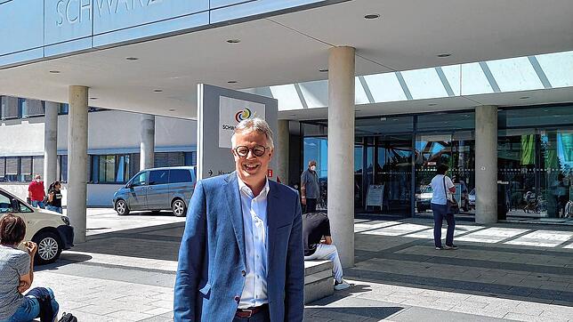 Geschäftsführer Matthias Geiser, hier vor dem Haupteingang des Schwarzwald-Baar-Klinikums, muss erstmalig rote Zahlen für den ...