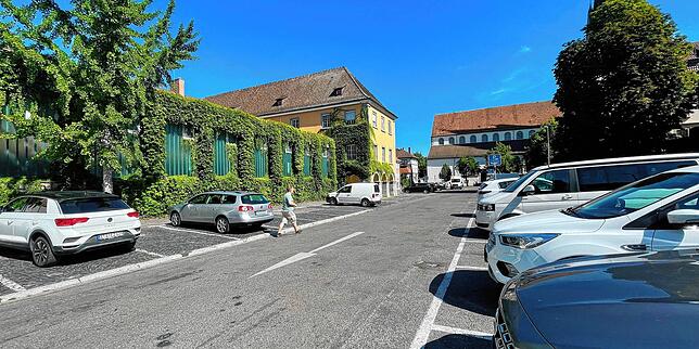 Auf dem St. Stephansplatz in Konstanz sind an einem Donnerstagvormittag noch viele Parkplätze frei.