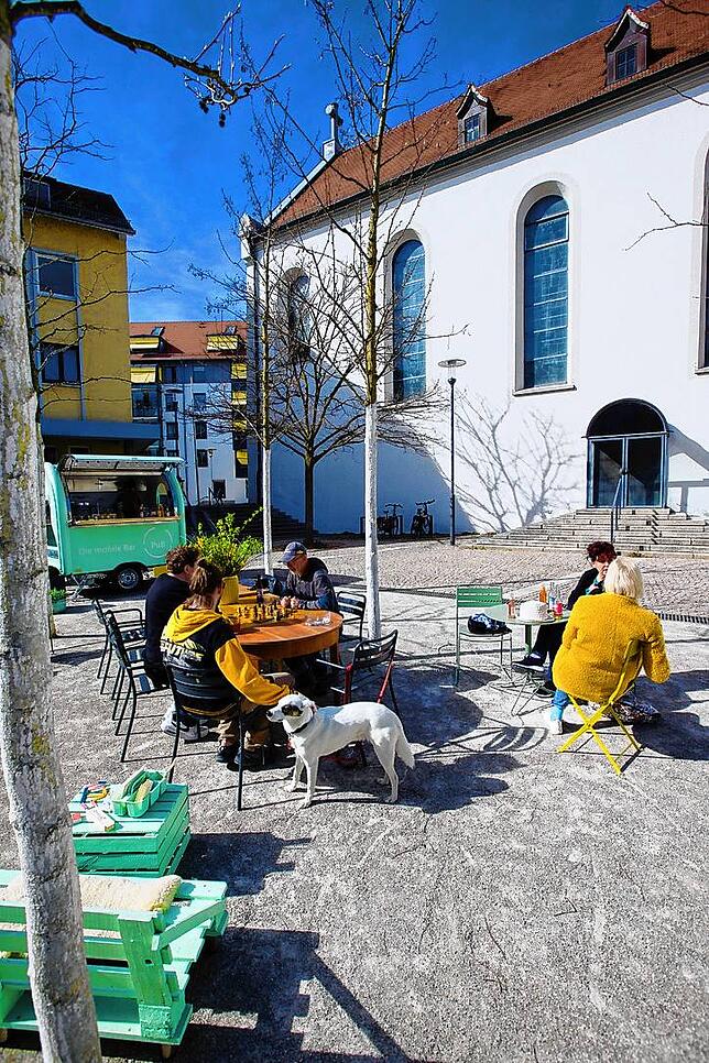Bei schönem Wetter können Häfler und Gäste im Baumhain gemütlich zusammensitzen.
