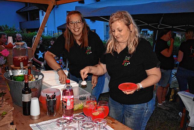 Die Mitglieder der Stiegele Chatzen an den Ständen, wie hier Stephanie Keßler und Claudia Richini, hatten alle Hände voll zu tun und ...