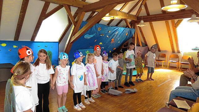 Die Kinder ernten für ihre Aufführung begeisterten Applaus vom Publikum. Hier zu sehen sind Mariska (Nemo), Sophia (Marlin), Alicia ...