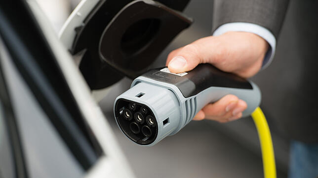 Einmal volltanken bitte! Beim E-Auto geht das heute noch länger als beim Benziner. Aber die Leistung der Ladensäulen nimmt zu, die ...