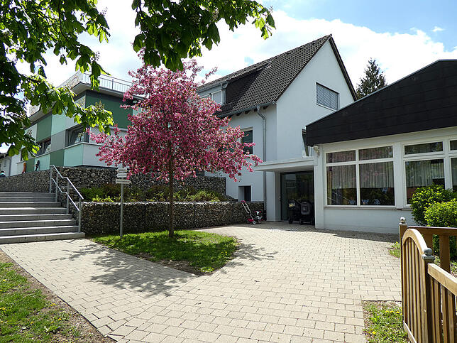 Die Stadt Blumberg kauft von der evangelischen Kirchengemeinde dieses Gebäude samt Außengelände in der Haldenstraße.