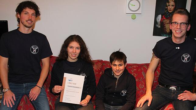 Die DLRG-Ortsgruppe Hubertshofen in neuem Outfit : Vorsitzender David Preis, Tamara Fesenmeyer ist zehn Jahre Mitglied, Jan Grimm ist ...